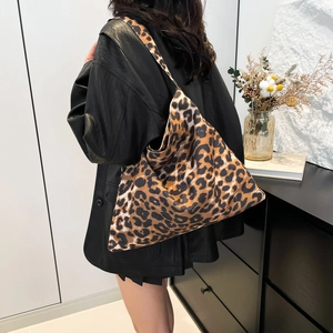 Stylish large capacity leopard print tote bag for women, perfect for daily commuting shoulder wear