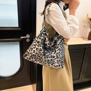 Vintage leopard print tote bag for women with large capacity and stylish underarm shoulder strap