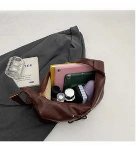 Intérieur spacieux d'un grand cabas en cuir PU marron avec tablette et accessoires