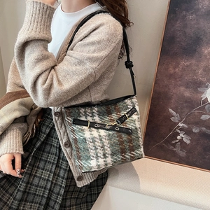 Sac seau chic à motif écossais en tweed vert et marron avec bandoulière en cuir élégante
