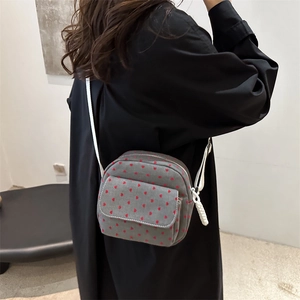 Sac bandoulière en toile grise avec motifs cœurs rouges et bandoulière blanche décontracté