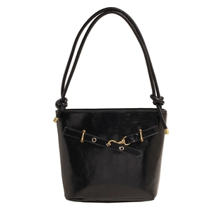Sac seau moderne en cuir verni noir avec boucles dorées et style minimaliste chic