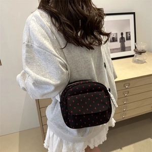 Sac bandoulière en toile à pois avec motif cœurs rouges et bandoulière tissée blanche