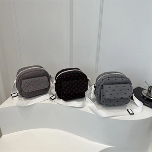 Sacs bandoulière chic en toile avec imprimés pois et cœurs et larges sangles