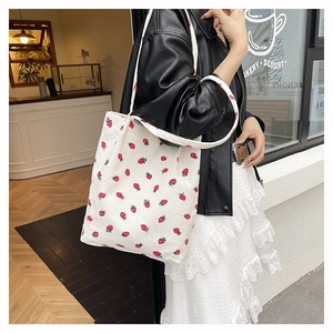 Borsa tote in velluto a coste bianca con stampa a fragole e tracolla per le donne