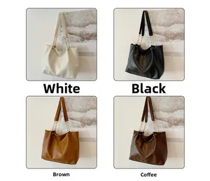 Vue détaillée de grands sacs cabas en blanc, noir, marron et café avec bandoulières