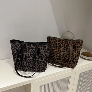Leopard print tote bag in grey and brown colors for women, retro autumn winter style