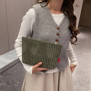Pochette enveloppe en velours côtelé vert foncé avec fermeture en métal