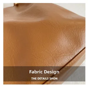 Vue détaillée du cuir marron caramel à texture de litchi avec des plis naturels