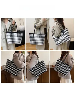 Dettagli della borsa tote capiente in tweed con motivi a quadri bianchi e neri