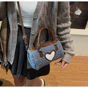 Blaue flauschige Umhängetasche mit weißem Herzmuster und braunen Lederriemen