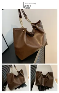 Détail du cabas marron café avec texture vintage huilée et bandoulières en chaîne