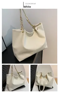 Détail du sac cabas blanc en PU montrant la texture grainée et la chaîne dorée