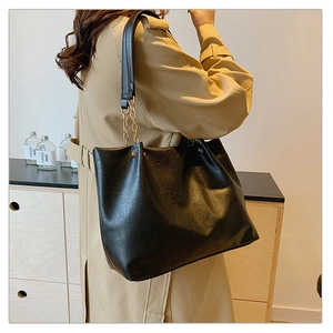 Détail du grand sac cabas noir en cuir PU avec texture vintage froissée et chaînes dorées