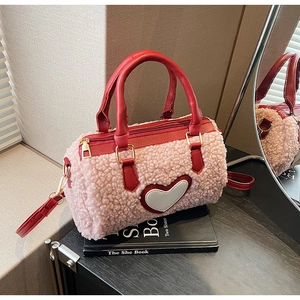 Detailansicht der rosa Plüsch-Bostontasche mit weißem Herz-Patch und rotem Lederbesatz