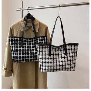 Vista dettagliata di due grandi borse tote a scacchi in tweed bianco e nero con manici in pelle