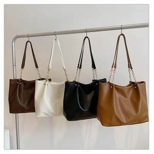 Sacs cabas à chaîne en cuir souple coloris café, crème, noir et caramel