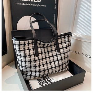 Dettaglio della borsa tote a scacchi in confezione regalo di lusso con stile bianco e nero
