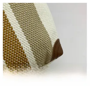 Gros plan sur la toile tissée avec rayures et détails de coin en cuir marron