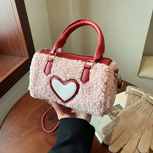 Minimalistische Plüsch Umhängetasche Für Damen Mit Herz Patch Kunstleder Trim Mode Crossbody Handtasche Winter Tasche