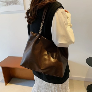 Grand sac cabas en cuir souple marron foncé avec bandoulière chaîne en métal et style chic