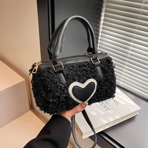 Schicke schwarze Plüschtasche mit Herz-Patch und Ledergriffen für vielseitiges Tragen
