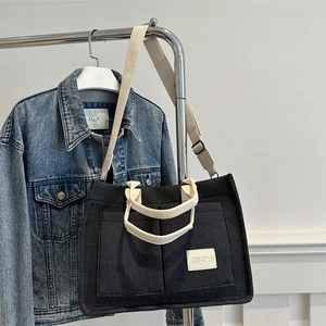 Sac fourre-tout en toile gris foncé avec sangles contrastées et poches avant
