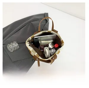 Vue de dessus du sac cabas rayé montrant la grande capacité pour ordinateur et effets