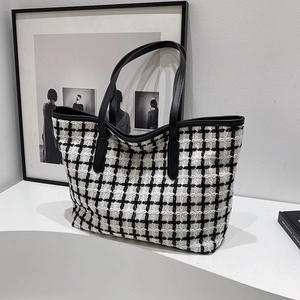Elegante borsa tote in tweed bianco e nero con interno spazioso e manici in pelle