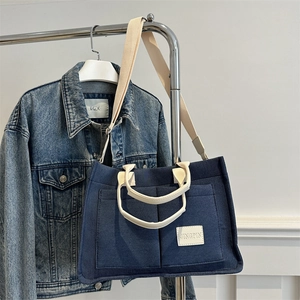 Sac cabas en lin bleu marine avec poignées blanches et poches avant pour le trajet quotidien