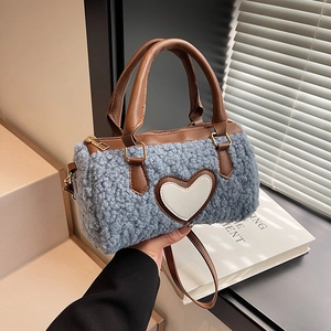 Blaue flauschige Mini-Boston-Tasche mit weißem Lederherz und braunem Schultergurt