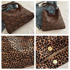 Detailweergave van canvas tote tas met luipaardprint en magnetische metalen gesp