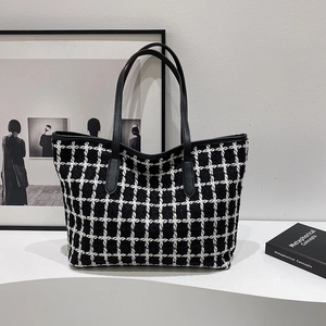 Grande borsa tote in tweed a scacchi bianca e nera con eleganti spalline