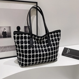 Grande borsa tote in tweed a quadri bianchi e neri con finiture e manici in pelle