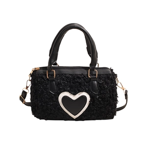 Schicke schwarze Kunstpelz-Handtasche mit weißem Lederherz und Gold-Schultergurt