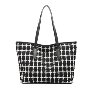 Grande borsa tote classica a scacchi con manici in pelle nera e trama in tweed