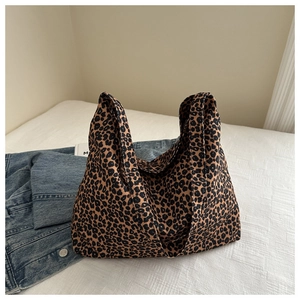 Trendy luipaardprint schoudertas met grote capaciteit in een stijlvolle lifestyle-setting