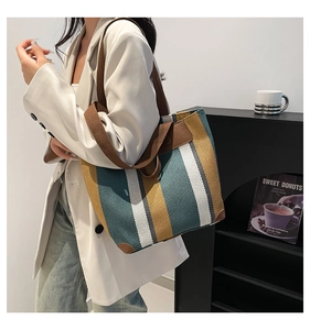 Détail du sac cabas en toile rayée colorée avec coins renforcés en cuir marron