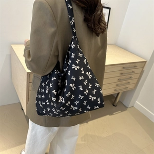 Grote zwarte shopper met witte strikpatronen en brede schouderbanden voor dames