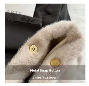 Detailansicht der beigen Plüsch-Tasche mit einem hochwertigen goldenen Magnetverschluss