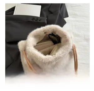 Draufsicht auf das geräumige Innere der Plüschtasche mit Platz für tägliche Utensilien