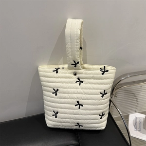 Secchiello trapuntato con ricami a fiocco bianco sporco per un look moderno