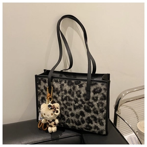 Sac cabas en fourrure léopard avec pendentif en peluche mignon et lanières en cuir
