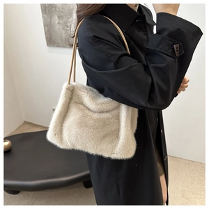 Detailansicht der weichen Plüschtasche in Hellbeige mit braunen Leder-Schultergurten