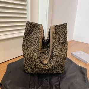Large capacity leopard print tote bag with brown shoulder straps and magnetic closure