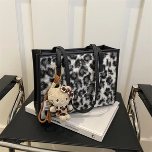 Sac fourre-tout en peluche léopard avec poignées en cuir noir et breloque chat mignonne