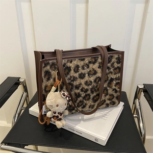 Sac fourre-tout chic en fausse fourrure léopard avec charm peluche et anses en cuir