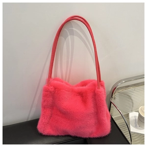 Detail einer weichen rosa Plüschtasche aus Kunstfell mit Riemen in Lifestyle-Szene