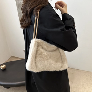 Minimalistische beige Plüsch-Einkaufstasche aus Kunstfell für Damen in der Seitenansicht