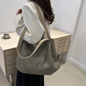 Grande borsa tote a pieghe con trama intrecciata per il pendolarismo, mostrata sulla spalla